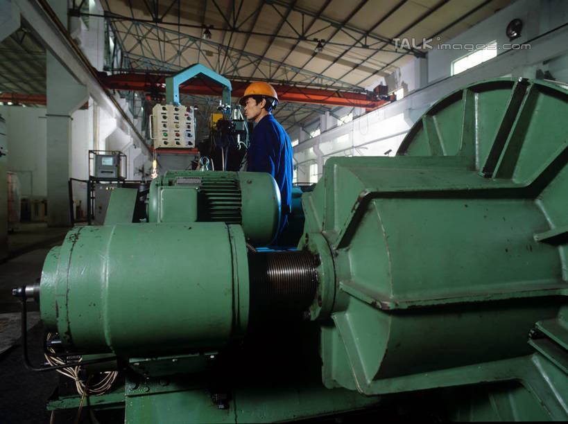 东方人,一个人,工厂,站,横图,室内,白天,侧面,工作服,制服,车间,机器,流水线,帽子,亚洲,仅一个男性,仅一个人,头盔,注视,黄种人,工人,仅一个年轻男性,安全帽,观察,看,站着,工业,观看,制造,机床,察看,关注,车床,工作制服,男人,男性,年轻男性,亚洲人,员工,站立,半身,彩图,工作套服,制造厂,工具机,工作母机,钻床,匠人,劳动者,体力工,生产工厂,shrj1