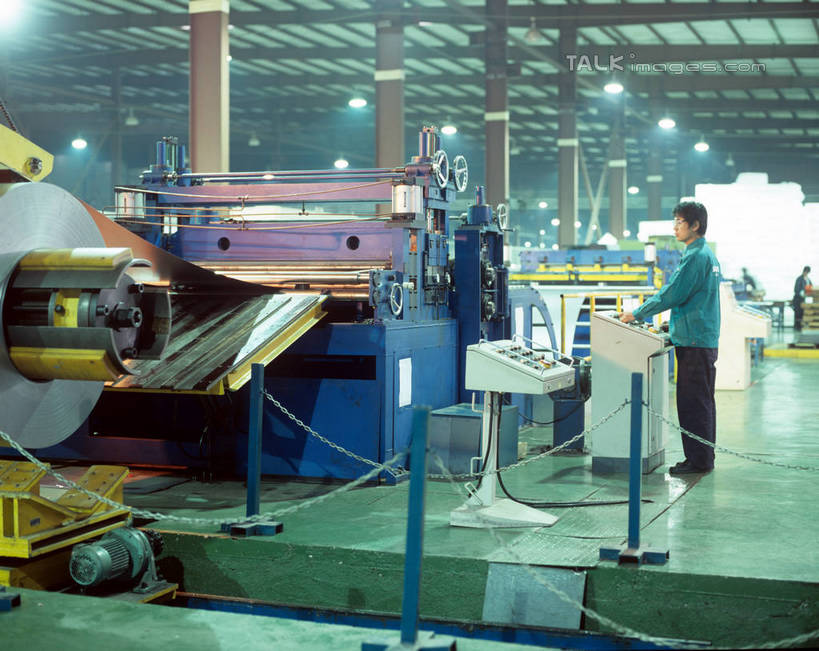 东方人,一个人,工厂,栏杆,站,搬运,横图,室内,白天,侧面,工作服,制服,车间,机器,流水线,显示器,亚洲,仅一个男性,仅一个人,阴影,朦胧,模糊,传输,光线,屏幕,影子,围栏,灯光,注视,黄种人,显示屏,护栏,工人,仅一个年轻男性,观察,看,站着,机械,工业,运输,观看,传送带,控制,察看,便利,传送,关注,载具,传输带,输出设备,方便,工作制服,男人,男性,年轻男性,亚洲人,员工,站立,彩图,全身,工作套服,制造厂,匠人,劳动者,体力工,生产工厂,shrj1