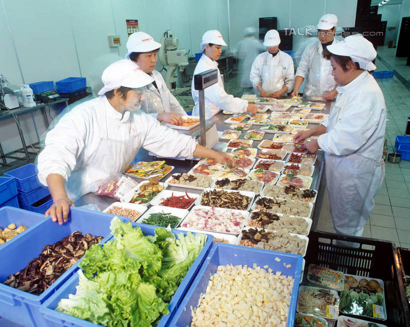 豆腐,东方人,同事,工厂,站,横图,俯视,室内,白天,工作服,制服,成功,合作,团队,集体,信心,车间,流水线,仪器,蔬菜,土豆,帽子,水果,亚洲,握,新鲜,塑料,韭菜,菌菇,香菇,肉,生食,食品,果实,许多人,拿,菌类,拿着,注视,黄种人,蔬果,运动帽,队伍,肉类,盒子,食物,工人,容器,塑料制品,低头,观察,看,站着,一群人,鸭舌帽,食用菌,握着,工业,有机食品,绿色食品,观看,储藏,察看,衡量,领导,真菌,豆制品,成就,储存,关注,合伙,领袖,计量,台秤,肉食,起阳草,馍馍蛋,韭,山韭,长生韭,衡器,工作制服,椎茸,女人,女性,中年女性,亚洲人,员工,秤,洋芋,山药蛋,马铃薯,站立,半身,彩图,高角度拍摄,工作套服,制造厂,平庄菇,香菌,香蕈,匠人,劳动者,体力工,生产工厂,贮存,shrj1