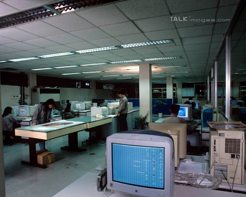 东方人,同事,商务人士,商务男性,商务女性,办公室,站,坐,横图,室内,白天,正面,衬衫,成功,合作,团队,集体,信心,电脑,笔记本电脑,家具,桌子,椅子,照明,亚洲,阴影,套装,光线,网络,影子,办公桌,灯光,许多人,注视,黄种人,通讯设备,队伍,顶灯,灯,会议椅,灯具,观察,看,站着,一群人,观看,办公椅,照亮,察看,无线,领导,照明设备,成就,关注,通信设备,商务装,无线网络,合伙,领袖,无线上网,便携式电脑,工薪阶层,办公家具,商务椅,培训椅,手提电脑,男人,男性,年轻男性,年轻女性,女人,女性,亚洲人,白领,上班族,站立,坐着,半身,彩图,衬衣,shrj1