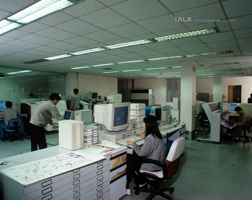 东方人,同事,商务人士,商务男性,商务女性,办公室,站,坐,横图,室内,白天,正面,衬衫,成功,合作,团队,集体,信心,电脑,笔记本电脑,家具,桌子,椅子,照明,亚洲,阴影,套装,光线,网络,影子,办公桌,灯光,许多人,注视,黄种人,通讯设备,队伍,顶灯,灯,会议椅,灯具,观察,看,站着,一群人,观看,办公椅,照亮,察看,无线,领导,照明设备,成就,关注,通信设备,商务装,无线网络,合伙,领袖,无线上网,便携式电脑,工薪阶层,办公家具,商务椅,培训椅,手提电脑,男人,男性,年轻男性,年轻女性,女人,女性,亚洲人,白领,上班族,站立,坐着,半身,彩图,衬衣,shrj1