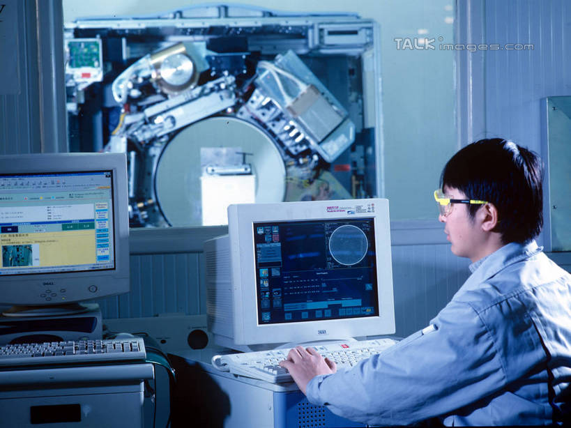 东方人,一个人,科学家,坐,横图,室内,白天,侧面,工作服,制服,安全,机器,电脑,显示器,鼠标,键盘,亚洲,仅一个男性,仅一个人,阴影,光线,网络,医学,眼镜,影子,灯光,防护,注视,黄种人,设备,输入设备,通讯设备,仅一个年轻男性,扫描仪,观察,看,台式电脑,观看,护目镜,保护,察看,医疗,医疗设备,科研人员,关注,医疗器械,保险,通信设备,研究者,核磁共振,医疗工具,输出设备,核磁共振成像,科学研究者,核磁共振扫描仪,保全,周全,安稳,安定,安全防护眼镜,磁共振成像,核磁共振技术,工作制服,检测工具,平安,男人,男性,年轻男性,亚洲人,科学工作者,坐着,半身,彩图,工作套服,防护眼镜,shrj1