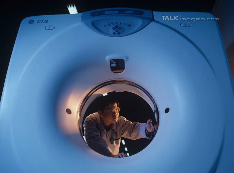 东方人,一个人,站,横图,室内,白天,正面,工作服,制服,安全,机器,亚洲,仅一个男性,仅一个人,阴影,光线,医学,眼镜,影子,灯光,防护,注视,黄种人,设备,工人,仅一个年轻男性,扫描仪,观察,看,站着,观看,护目镜,保护,察看,医疗,医疗设备,关注,医疗器械,保险,核磁共振,医疗工具,核磁共振成像,核磁共振扫描仪,保全,周全,安稳,安定,安全防护眼镜,磁共振成像,核磁共振技术,工作制服,检测工具,平安,男人,男性,年轻男性,亚洲人,员工,站立,半身,彩图,工作套服,机械工人,匠人,劳动者,体力工,防护眼镜,shrj1