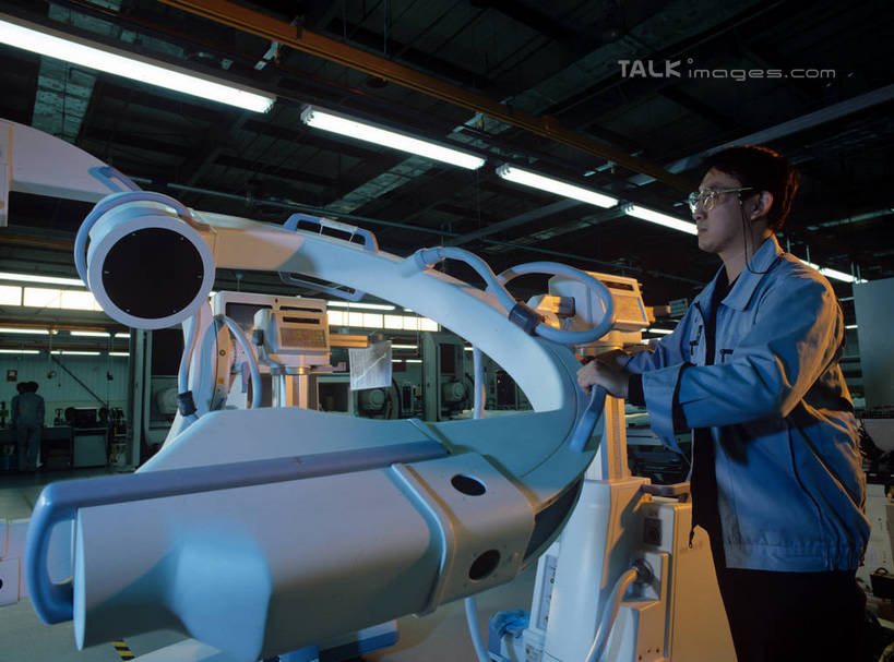 东方人,一个人,工厂,站,横图,室内,白天,侧面,工作服,制服,安全,车间,机器,流水线,照明,亚洲,仅一个男性,仅一个人,阴影,光线,医学,眼镜,影子,灯光,防护,注视,黄种人,设备,吊灯,灯,工人,仅一个年轻男性,灯具,观察,看,站着,工业,观看,护目镜,保护,照亮,察看,医疗,照明设备,关注,保险,核磁共振,核磁共振成像,保全,周全,安稳,安定,安全防护眼镜,磁共振成像,核磁共振技术,工作制服,平安,男人,男性,年轻男性,亚洲人,员工,站立,半身,彩图,工作套服,制造厂,机械工人,匠人,劳动者,体力工,生产工厂,防护眼镜,shrj1