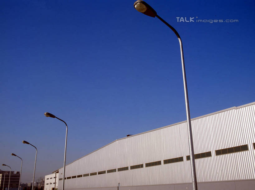 无人,工厂,横图,室外,白天,仰视,度假,车间,流水线,美景,窗户,城市风光,城市,路灯,照明,一排,阴影,整齐,光线,影子,景观,灯光,娱乐,玻璃窗,灯,排列,蓝色,蓝天,天空,阳光,天,享受,休闲,景色,放松,工业,晴朗,照亮,照明设备,队列,万里无云,晴空,晴空万里,彩图,低角度拍摄,制造厂,生产工厂,shrj1