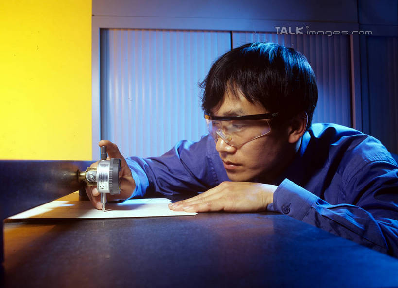 东方人,一个人,工厂,横图,室内,白天,正面,工作服,制服,安全,车间,机器,流水线,亚洲,仅一个男性,仅一个人,握,朦胧,模糊,眼镜,防护,注视,黄种人,工人,仅一个年轻男性,观察,看,趴着,握着,工业,观看,护目镜,保护,制造,机床,察看,关注,保险,车床,保全,周全,安稳,安定,安全防护眼镜,工作制服,平安,男人,男性,年轻男性,亚洲人,员工,趴,半身,彩图,工作套服,制造厂,工具机,工作母机,匠人,劳动者,体力工,生产工厂,防护眼镜,shrj1