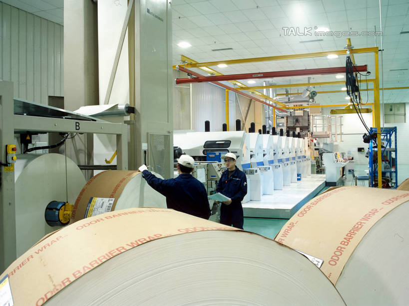 东方人,背部,两个人,伙伴,朋友,工厂,站,搬运,横图,室内,白天,正面,工作服,制服,友谊,安全,合作,团队,车间,流水线,帽子,亚洲,握,阴影,传输,光线,头盔,影子,灯光,防护,注视,黄种人,工人,安全帽,手套,观察,看,站着,战略,握着,工业,运输,观看,保护,传送带,察看,便利,传送,关注,载具,保险,传输带,保全,周全,安稳,安定,联合,合谋,防护手套,方便,工作制服,配合,平安,协作,男人,男性,年轻男性,亚洲人,员工,站立,半身,彩图,工作套服,制造厂,匠人,劳动者,体力工,生产工厂,shrj1