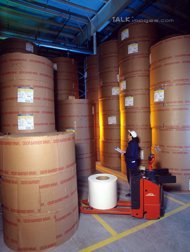 东方人,一个人,工厂,站,竖图,室内,白天,侧面,工作服,制服,车间,机器,流水线,帽子,亚洲,仅一个男性,仅一个人,握,头盔,拿,拿着,注视,黄种人,工人,仅一个年轻男性,安全帽,观察,看,站着,机械,握着,工业,观看,察看,关注,记录板,记事板,工作制服,男人,男性,年轻男性,亚洲人,员工,站立,彩图,全身,工作套服,制造厂,匠人,劳动者,体力工,生产工厂,shrj1