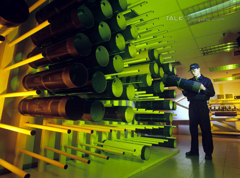 东方人,一个人,站,横图,室内,白天,仰视,工作服,制服,机器,帽子,照明,亚洲,仅一个男性,仅一个人,握,阴影,光线,影子,灯光,拿,拿着,注视,黄种人,运动帽,吊灯,灯,工人,仅一个年轻男性,灯具,低头,观察,看,站着,机械,鸭舌帽,握着,观看,电子元件,照亮,半导体,察看,照明设备,关注,二极管,记录板,记事板,工作制服,男人,男性,年轻男性,亚洲人,员工,站立,彩图,低角度拍摄,全身,工作套服,匠人,劳动者,体力工,shrj1