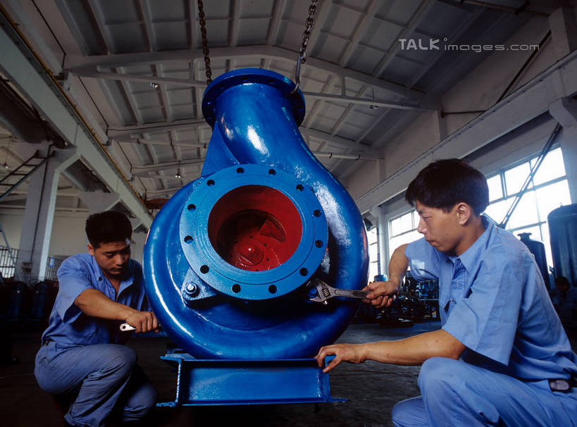 东方人,两个人,伙伴,朋友,技术人员,工厂,蹲,横图,室内,白天,正面,工作服,制服,友谊,合作,团队,车间,机器,流水线,窗户,亚洲,连接,握,组合,工具,拿,拿着,注视,黄种人,玻璃窗,工人,低头,观察,看,机械,战略,握着,工业,观看,扳手,链接,五金,察看,紧固,关注,拼接,拼凑,拼合,凑集,聚合,撮合,链结,牢固,联合,合谋,扳头,呆扳手,开口扳手,工作制服,配合,协作,男人,男性,年轻男性,亚洲人,员工,技术员,蹲着,半身,彩图,工作套服,制造厂,匠人,劳动者,体力工,技工,生产工厂,shrj1