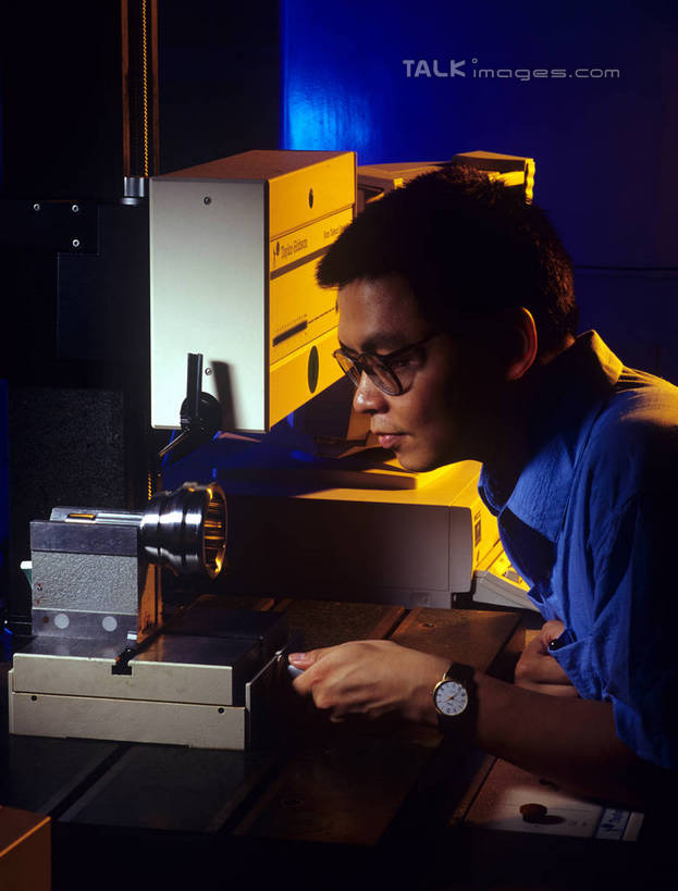 东方人,一个人,技术人员,办公室,工厂,坐,竖图,室内,白天,侧面,工作服,制服,车间,流水线,仪器,家具,桌子,亚洲,仅一个男性,仅一个人,握,检查,朦胧,模糊,时间,反射,分析,科学,时钟,手表,显微镜,办公桌,拿,计时,拿着,注视,黄种人,工人,仅一个年轻男性,钟表,低头,观察,看,表,清晰,探索,握着,工业,放大,观看,仔细,腕表,透镜,察看,凸透镜,聚焦,关注,办公家具,光学,清楚,工作制服,男人,男性,年轻男性,亚洲人,员工,钟,技术员,坐着,半身,彩图,工作套服,制造厂,匠人,劳动者,体力工,技工,生产工厂,shrj1