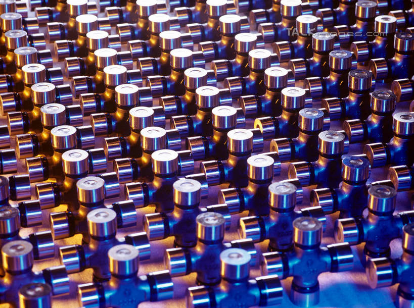 无人,工厂,横图,俯视,室内,特写,白天,神秘,车间,流水线,静物,金属制品,一排,阴影,朦胧,模糊,整齐,并列,并排,反射,金属,水龙头,影子,开关,排列,紫色,打开,工业,阀门,优美,开启,庄重,队列,高贵,消极,平行,水咀,冷色,孤寂,彩图,高角度拍摄,制造厂,生产工厂,奢华,shrj1