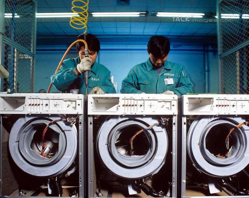 东方人,两个人,伙伴,朋友,技术人员,工厂,站,横图,室内,白天,正面,工作服,制服,友谊,安全,合作,团队,车间,流水线,亚洲,连接,握,组合,电力,电器,电线,线,防护,电能,拿,线路,拿着,注视,黄种人,工人,手套,低头,观察,看,站着,战略,握着,工业,洗衣机,观看,电,保护,电焊,电源,电源线,焊接,察看,家电,家用电器,紧固,关注,拼接,拼凑,保险,防护服,能量,隔离服,无菌服,焊枪,拼合,凑集,聚合,撮合,保全,周全,安稳,安定,牢固,联合,合谋,防护手套,电弧焊,工作制服,配合,平安,协作,男人,男性,年轻男性,亚洲人,员工,技术员,清洗,洗涤,站立,半身,彩图,工作套服,制造厂,防静电工装,隔工作服,洁净工装,洁净工作服,净化服,无尘工作服,无尘衣,匠人,劳动者,体力工,技工,生产工厂,shrj1