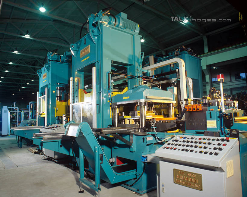 无人,工厂,搬运,横图,室内,白天,正面,车间,机器,零件,流水线,电路,椅子,照明,关闭,阴影,传输,光线,影子,灯光,管道,顶灯,开关,灯,按钮,灯具,打开,机械,工业,运输,照亮,传送带,便利,传送,开启,照明设备,载具,传输带,方便,闭合,彩图,制造厂,生产工厂,shrj1