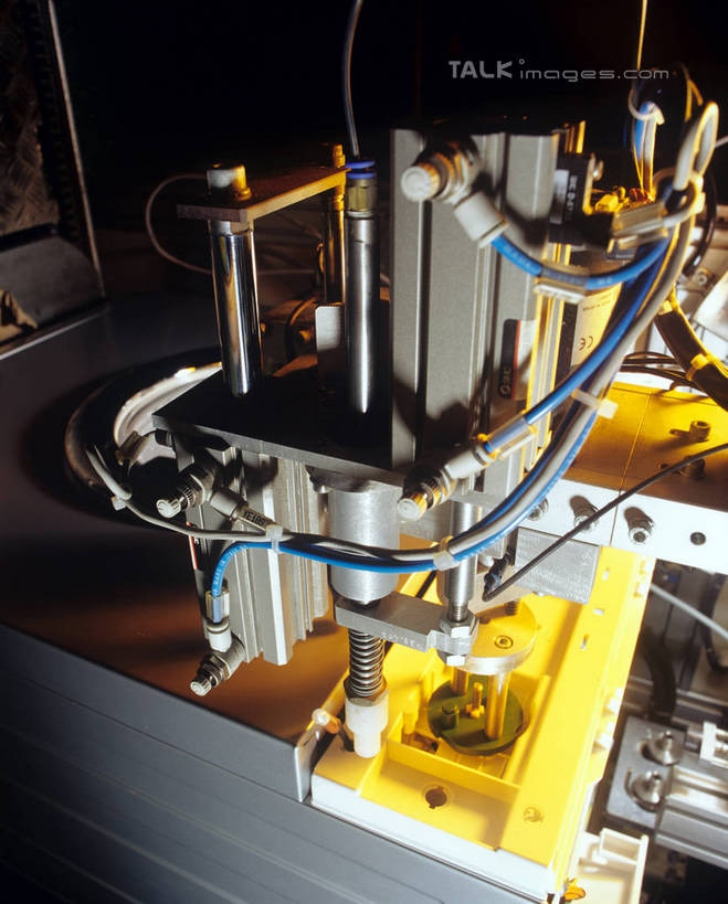 无人,工厂,竖图,俯视,室内,白天,车间,机器,零件,流水线,金属制品,连接,组合,金属,弹簧,工具,螺旋,机械,拉伸,工业,链接,螺母,螺帽,五金,变形,紧固,拼接,拼凑,螺丝帽,弹性,拼合,凑集,聚合,撮合,链结,牢固,弹力,彩图,高角度拍摄,制造厂,弹鐄,生产工厂,shrj1