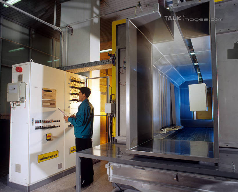 东方人,一个人,工厂,站,搬运,横图,室内,白天,侧面,工作服,制服,车间,机器,流水线,照明,亚洲,仅一个男性,仅一个人,传输,灯光,注视,黄种人,顶灯,灯,工人,仅一个年轻男性,灯具,观察,看,站着,机械,工业,运输,观看,照亮,传送带,察看,便利,操作,传送,照明设备,关注,载具,传输带,方便,工作制服,按键,男人,男性,年轻男性,亚洲人,员工,站立,彩图,全身,工作套服,制造厂,匠人,劳动者,体力工,生产工厂,shrj1