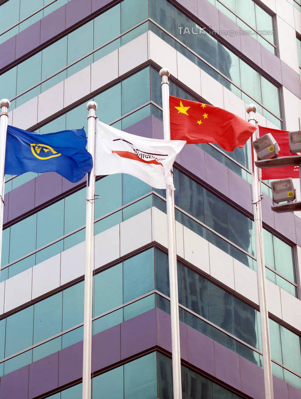 无人,高楼大厦,竖图,室外,特写,白天,仰视,大厦,建筑,摩天大楼,旗帜,国旗,一排,整齐,旗杆,五星红旗,排列,楼宇,队列,中国国旗,旗,彩图,低角度拍摄,大楼,高层建筑,高楼,摩天楼,红地五星旗,中华人民共和国国旗,shrj1