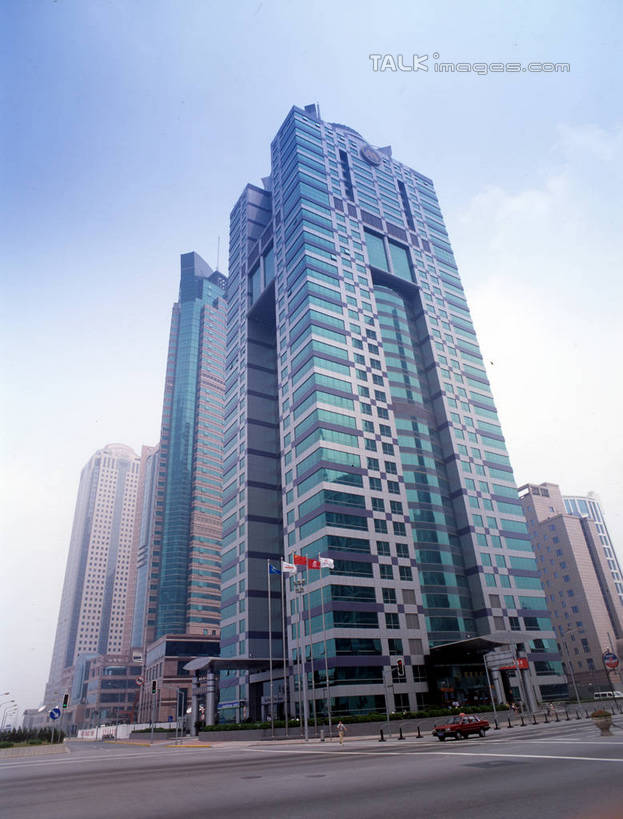 无人,高楼大厦,竖图,室外,白天,仰视,度假,美景,城市风光,城市,大厦,建筑,摩天大楼,旗帜,国旗,一排,整齐,旗杆,景观,云,云朵,云彩,娱乐,五星红旗,排列,蓝色,白云,蓝天,天空,楼宇,天,享受,休闲,景色,放松,晴朗,队列,中国国旗,旗,晴空,彩图,低角度拍摄,大楼,高层建筑,高楼,摩天楼,红地五星旗,中华人民共和国国旗,shrj1