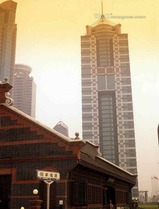 无人,高楼大厦,竖图,室外,白天,仰视,度假,美景,日落,城市风光,城市,大厦,建筑,摩天大楼,上海,中国,亚洲,景观,晚霞,霞光,落日,娱乐,浦东,黄昏,享受,休闲,景色,彩霞,放松,申,陆家嘴,浦东新区,东亚,上海市,中华人民共和国,沪,华东地区,夕照,薄暮,夕阳,彩图,低角度拍摄,傍晚,大楼,高层建筑,高楼,摩天楼,斜阳,shrj1