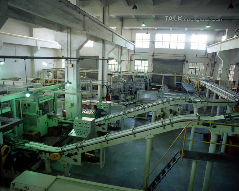 无人,工厂,栏杆,搬运,横图,俯视,室内,白天,车间,机器,流水线,窗户,楼梯,传输,扶手,阶梯,护栏,玻璃窗,台阶,工业,运输,制造,机床,传送带,便利,传送,载具,传输带,车床,方便,彩图,高角度拍摄,制造厂,工具机,工作母机,生产工厂,shrj1