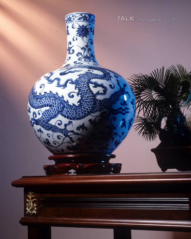 无人,竖图,室内,特写,白天,正面,植物,桌面,桌子,松树,花瓶,阴影,朦胧,模糊,艺术,反射,木制,瓷器,盆栽,影子,手工艺品,木桌,墙,盆景,文化,传统,墙壁,墙面,树,树木,绿色,自然,木制品,瓶子,工艺品,生长,成长,青花瓷,高雅,坚定,自信心,品位,长寿,贞洁,磁器,白地青花瓷,青花,盆景树,盆栽树,彩图,木桌子,shrj1