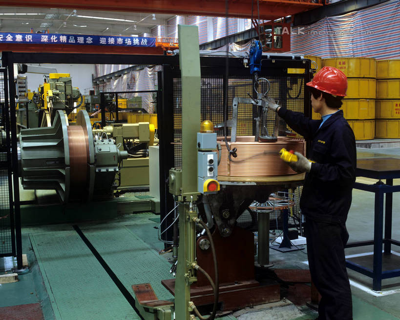 东方人,一个人,工厂,站,搬运,横图,室内,白天,侧面,工作服,制服,车间,机器,流水线,窗户,帽子,亚洲,仅一个男性,仅一个人,传输,头盔,注视,黄种人,玻璃窗,工人,仅一个年轻男性,安全帽,观察,看,站着,工业,运输,观看,制造,机床,传送带,察看,便利,传送,关注,载具,传输带,车床,方便,工作制服,男人,男性,年轻男性,亚洲人,员工,站立,彩图,全身,工作套服,制造厂,工具机,工作母机,匠人,劳动者,体力工,生产工厂,shrj1