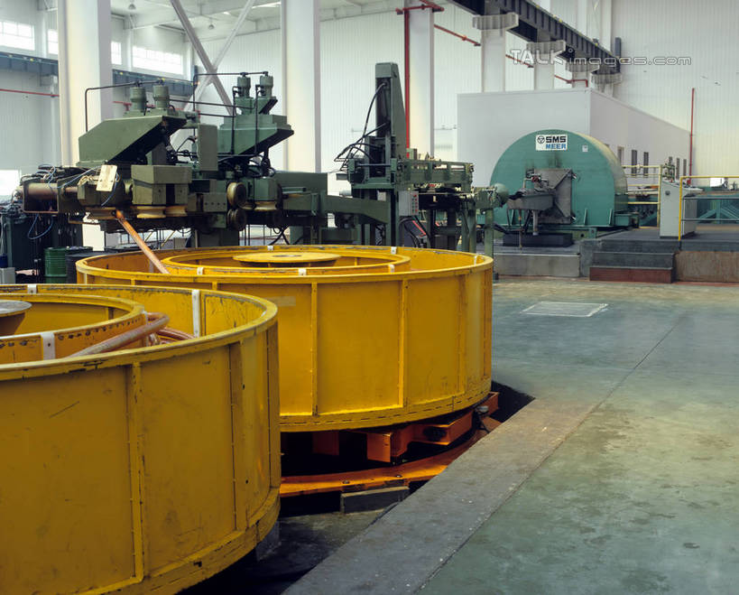 无人,工厂,横图,室内,白天,正面,车间,机器,流水线,窗户,圆形,图形,圆,几何,旋转,玻璃窗,黄色,绿色,机械,工业,数学,彩图,制造厂,几何图形,平面图形,生产工厂,滚筒,shrj1