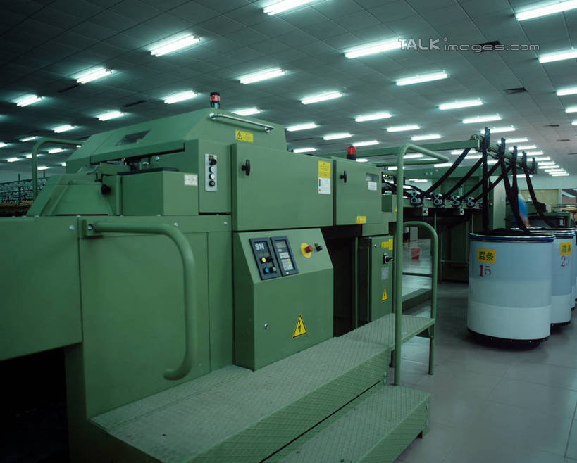 无人,工厂,横图,室内,白天,正面,车间,机器,流水线,照明,一排,阴影,整齐,光线,铁桶,桶,影子,灯光,顶灯,灯,排列,容器,灯具,工业,储藏,照亮,制造,机床,照明设备,储存,队列,车床,彩图,制造厂,工具机,工作母机,生产工厂,贮存,shrj1