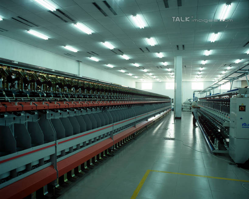 无人,工厂,横图,室内,白天,正面,车间,机器,流水线,照明,一排,阴影,整齐,并列,并排,光线,影子,灯光,顶灯,灯,排列,灯具,工业,照亮,制造,机床,照明设备,队列,平行,车床,彩图,制造厂,工具机,工作母机,生产工厂,shrj1