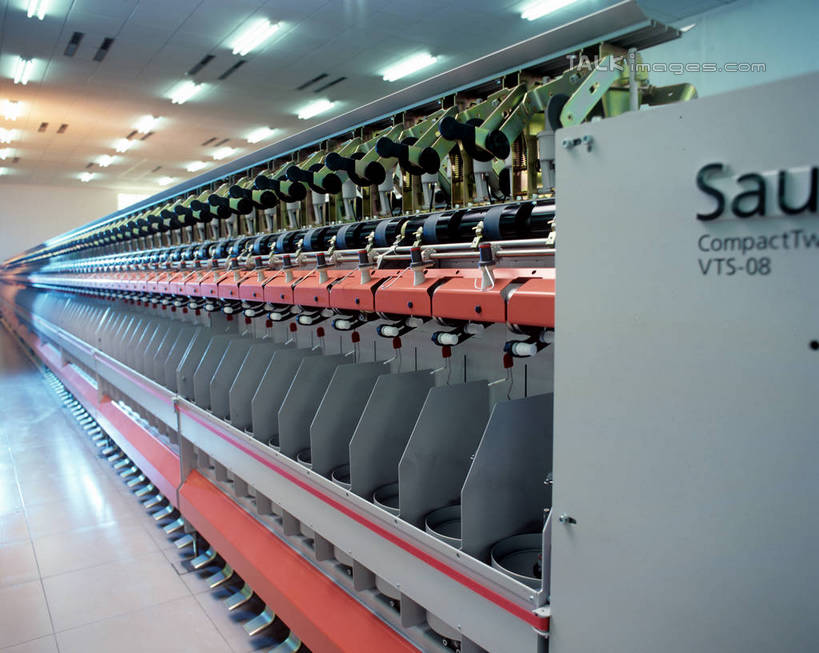 无人,工厂,横图,室内,白天,正面,车间,机器,流水线,照明,一排,阴影,整齐,光线,英文,标志,文字,影子,字符,字母,灯光,标识,顶灯,灯,排列,灯具,工业,英文字母,照亮,制造,机床,照明设备,队列,车床,彩图,制造厂,工具机,工作母机,生产工厂,shrj1