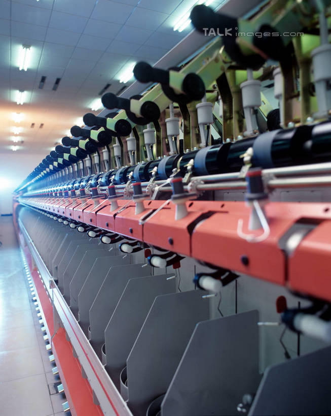 无人,工厂,竖图,室内,白天,正面,车间,机器,流水线,照明,一排,阴影,整齐,光线,影子,灯光,顶灯,灯,排列,灯具,工业,照亮,制造,机床,照明设备,队列,车床,彩图,制造厂,工具机,工作母机,生产工厂,shrj1