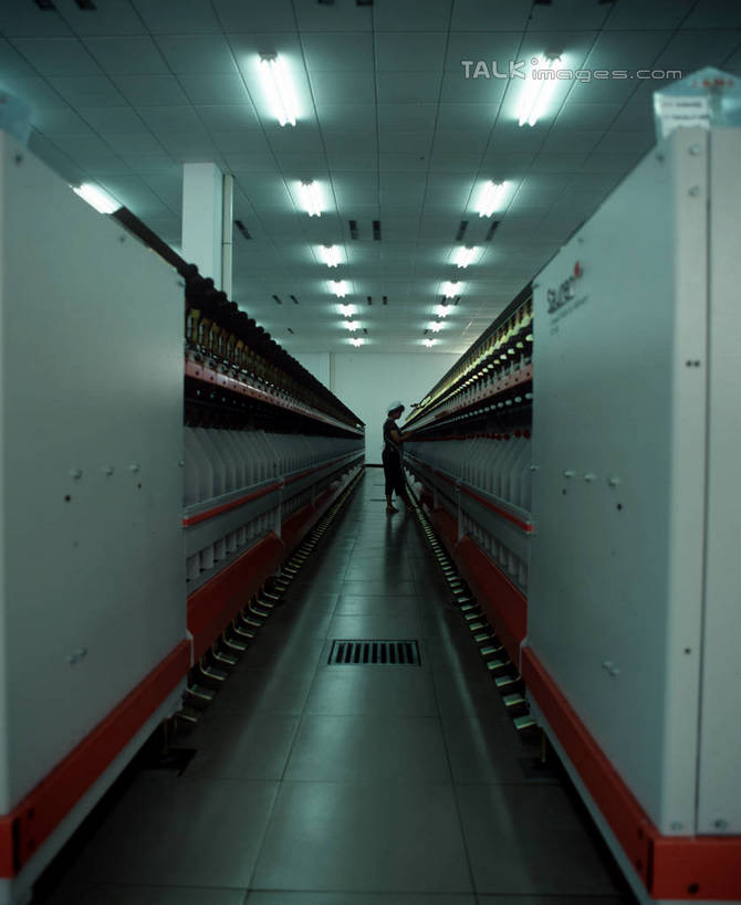 无人,工厂,竖图,室内,白天,正面,车间,机器,流水线,照明,一排,阴影,整齐,光线,影子,灯光,顶灯,灯,排列,灯具,工业,照亮,制造,机床,照明设备,队列,车床,彩图,制造厂,工具机,工作母机,生产工厂,shrj1