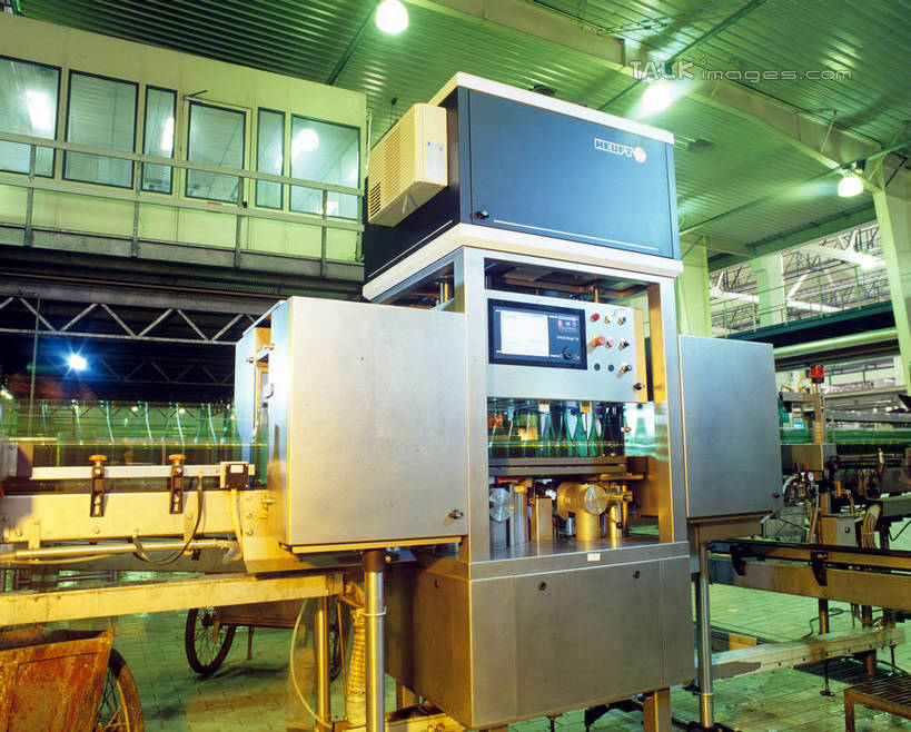 无人,工厂,搬运,横图,室内,白天,仰视,车间,机器,零件,流水线,电路,照明,关闭,阴影,传输,光线,影子,灯光,顶灯,开关,玻璃制品,灯,酒瓶,按钮,玻璃瓶,瓶子,灯具,打开,工业,运输,照亮,制造,机床,传送带,便利,传送,开启,照明设备,载具,传输带,车床,方便,闭合,彩图,低角度拍摄,制造厂,工具机,工作母机,生产工厂,shrj1