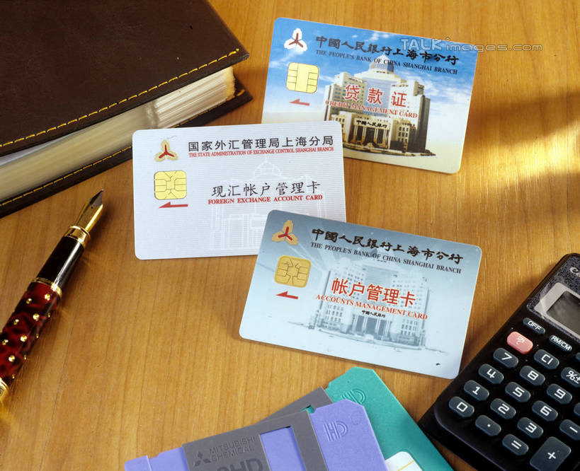 无人,办公室,横图,俯视,室内,特写,白天,计算器,信用卡,数据,家具,桌子,静物,阴影,反射,计算,科学,信息,英文,笔,标志,文字,影子,字符,字母,办公桌,办公用品,钢笔,记事本,存储介质,标识,文具,本子,笔记本,学习用品,汉字,卡,便捷,储蓄卡,理财,财务,英文字母,软盘,文具用品,存储,便利,数学,中文,办公家具,国文,华文,银行卡,彩图,高角度拍摄,微软盘,3.5英寸软盘,shrj1