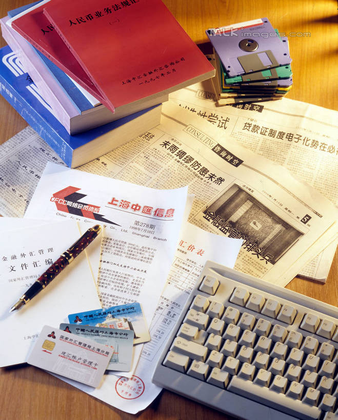 无人,竖图,俯视,室内,特写,白天,阅读,键盘,数据,静物,报纸,学习,阴影,反射,信息,英文,笔,标志,材料,档案,文件,文字,影子,纸,字符,字母,办公用品,钢笔,记事本,存储介质,输入设备,通讯设备,标识,文具,本子,笔记本,手稿,学习用品,资料,汉字,便捷,浏览,英文字母,新闻,软盘,文具用品,证明,存储,便利,中文,文档,通信设备,国文,华文,电脑键盘,彩图,高角度拍摄,微软盘,3.5英寸软盘,报刊,shrj1