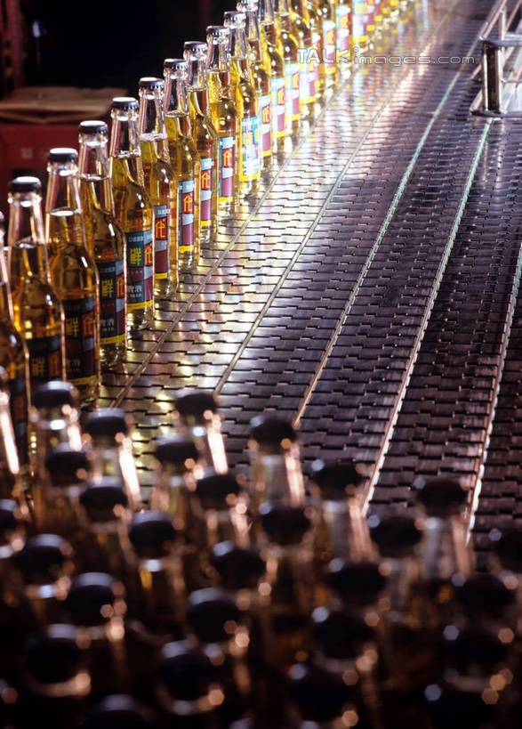 啤酒,无人,工厂,搬运,竖图,俯视,室内,特写,白天,车间,流水线,一排,阴影,朦胧,模糊,曲折,弯曲,整齐,并列,并排,反射,传输,影子,酒类,玻璃制品,酒,酒瓶,饮料,排列,玻璃瓶,瓶子,工业,运输,蜿蜒,传送带,便利,传送,队列,载具,平行,传输带,方便,彩图,高角度拍摄,制造厂,生产工厂,shrj1