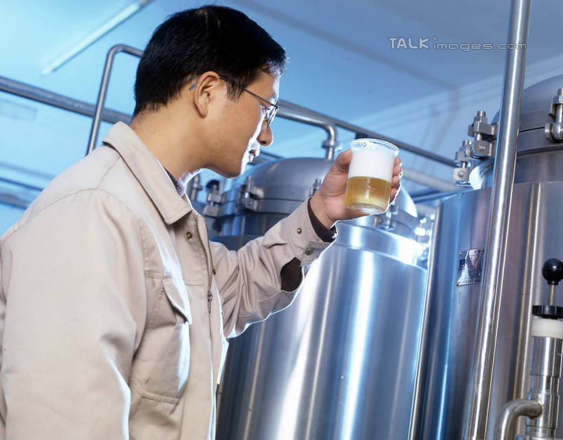 啤酒,东方人,一个人,工厂,站,横图,室内,白天,侧面,工作服,制服,车间,机器,流水线,杯子,金属制品,亚洲,仅一个男性,仅一个人,握,金属,眼镜,酒类,拿,拿着,注视,黄种人,玻璃制品,酒,饮料,工人,仅一个年轻男性,酒杯,啤酒杯,观察,看,站着,机械,握着,工业,观看,察看,关注,近视眼镜,工作制服,男人,男性,年轻男性,亚洲人,员工,玻璃杯,站立,半身,彩图,工作套服,制造厂,匠人,劳动者,体力工,生产工厂,shrj1