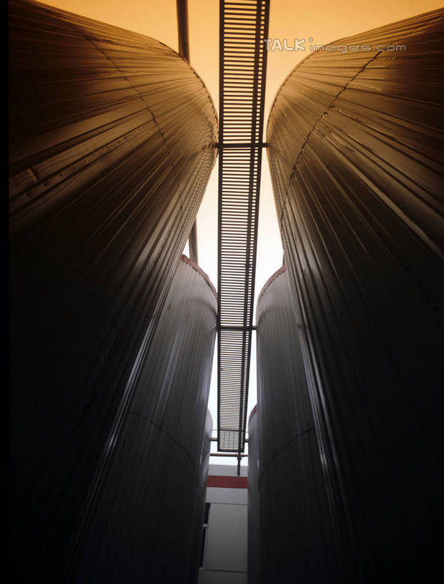 无人,工厂,栏杆,竖图,室外,白天,仰视,度假,车间,流水线,美景,日落,楼梯,城市风光,城市,阴影,光线,扶手,影子,阶梯,景观,晚霞,霞光,落日,娱乐,护栏,台阶,阳光,黄昏,容器,享受,休闲,油罐,储油罐,景色,彩霞,放松,工业,储藏,储存,夕照,薄暮,存油罐,贮油罐,夕阳,彩图,低角度拍摄,傍晚,制造厂,生产工厂,贮存,斜阳,shrj1