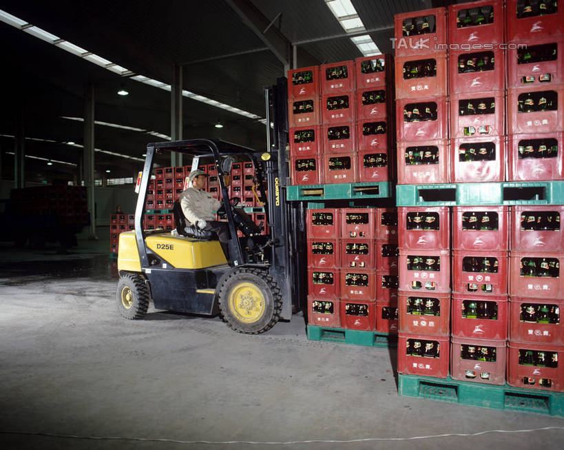 啤酒,东方人,一个人,工厂,坐,搬运,横图,室内,白天,侧面,工作服,制服,车间,流水线,技术,照明,亚洲,仅一个男性,仅一个人,阴影,光线,影子,塑料,灯光,酒类,注视,黄种人,顶灯,车,玻璃制品,灯,盒子,酒,酒瓶,饮料,工人,仅一个年轻男性,玻璃瓶,瓶子,容器,塑料制品,灯具,交通工具,观察,驾驶,看,行驶,机械,工程车,工业,观看,储藏,操纵,照亮,控制,工程,叉车,察看,照明设备,储存,关注,载具,操控,把持,交通运输,工作制服,工作车,男人,男性,年轻男性,亚洲人,员工,坐着,彩图,全身,工作套服,制造厂,匠人,劳动者,体力工,生产工厂,贮存,shrj1