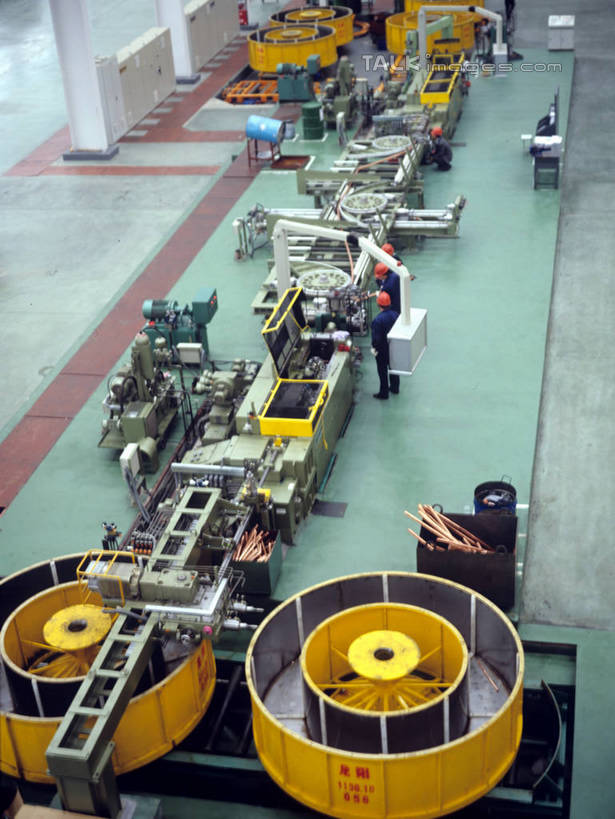 无人,工厂,搬运,竖图,俯视,室内,白天,车间,机器,流水线,传输,圆形,图形,圆,墙,几何,墙壁,墙面,工业,运输,制造,机床,传送带,便利,传送,数学,载具,传输带,车床,方便,彩图,高角度拍摄,制造厂,工具机,工作母机,几何图形,平面图形,生产工厂,shrj1