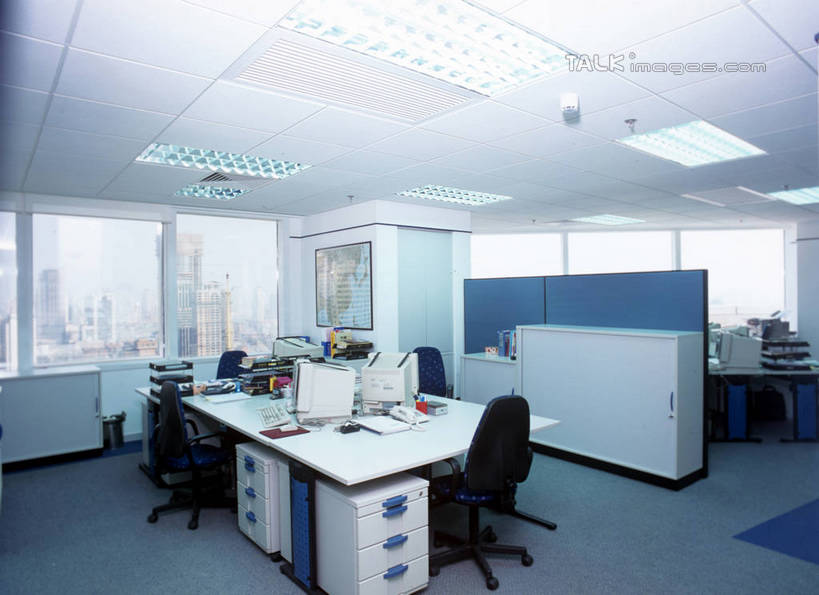 无人,办公室,横图,室内,白天,正面,绘画,窗户,柜子,家具,桌子,椅子,照明,阴影,艺术,光线,材料,档案,文件,影子,纸,办公桌,灯光,古典,文化,顶灯,玻璃窗,灯,会议椅,手稿,资料,工艺品,灯具,品味,办公椅,证明,照亮,美术,高雅,照明设备,储存,文档,挂画,档案柜,办公家具,美学,商务椅,培训椅,储备,蕴藏,贮备,装饰画,彩图,贮存,shrj1