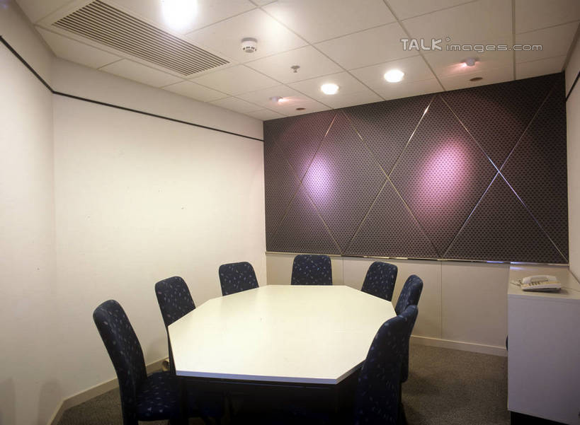 无人,办公室,横图,室内,白天,正面,显示器,柜子,家具,桌子,椅子,照明,阴影,光线,屏幕,影子,办公桌,灯光,储物柜,显示屏,顶灯,灯,会议椅,灯具,办公椅,照亮,照明设备,储存,输出设备,办公家具,商务椅,培训椅,储备,蕴藏,贮备,彩图,贮存,shrj1