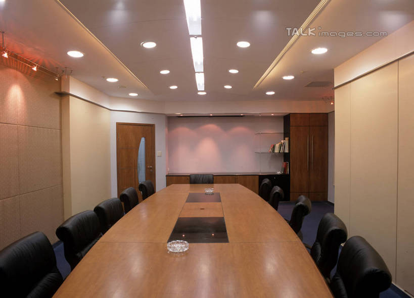 无人,办公室,横图,室内,白天,正面,显示器,家具,门,桌子,椅子,照明,阴影,光线,屏幕,影子,办公桌,灯光,显示屏,顶灯,灯,会议椅,灯具,门框,办公椅,照亮,照明设备,输出设备,办公家具,商务椅,培训椅,彩图,shrj1