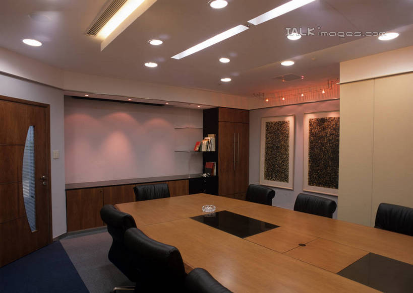 无人,办公室,横图,室内,白天,正面,绘画,显示器,家具,门,桌子,椅子,照明,阴影,艺术,光线,屏幕,影子,办公桌,灯光,古典,文化,显示屏,顶灯,灯,会议椅,工艺品,灯具,门框,品味,办公椅,照亮,美术,高雅,照明设备,挂画,输出设备,办公家具,美学,商务椅,培训椅,装饰画,彩图,shrj1