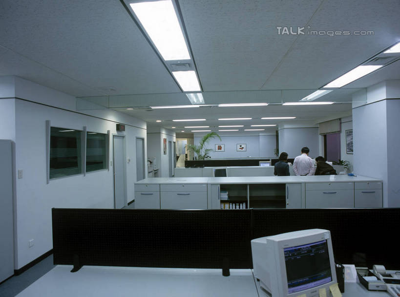 无人,办公室,横图,室内,白天,正面,绘画,植物,窗户,柜子,家具,门,桌子,椅子,照明,阴影,艺术,光线,材料,档案,盆栽,文件,影子,纸,办公桌,灯光,盆景,古典,文化,顶灯,玻璃窗,灯,绿色,自然,会议椅,手稿,资料,工艺品,灯具,门框,品味,生长,成长,办公椅,证明,照亮,美术,高雅,照明设备,储存,文档,挂画,档案柜,办公家具,美学,商务椅,培训椅,储备,蕴藏,贮备,装饰画,彩图,贮存,shrj1