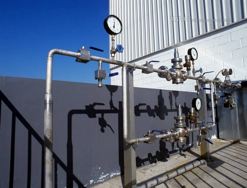 无人,工厂,横图,室外,白天,仰视,车间,流水线,阴影,光线,标志,数字,文字,影子,字符,指针,标识,管道,蓝色,蓝天,天空,阳光,天,工业,阿拉伯数字,晴朗,仪表盘,万里无云,仪表,晴空,晴空万里,彩图,低角度拍摄,制造厂,生产工厂,shrj1