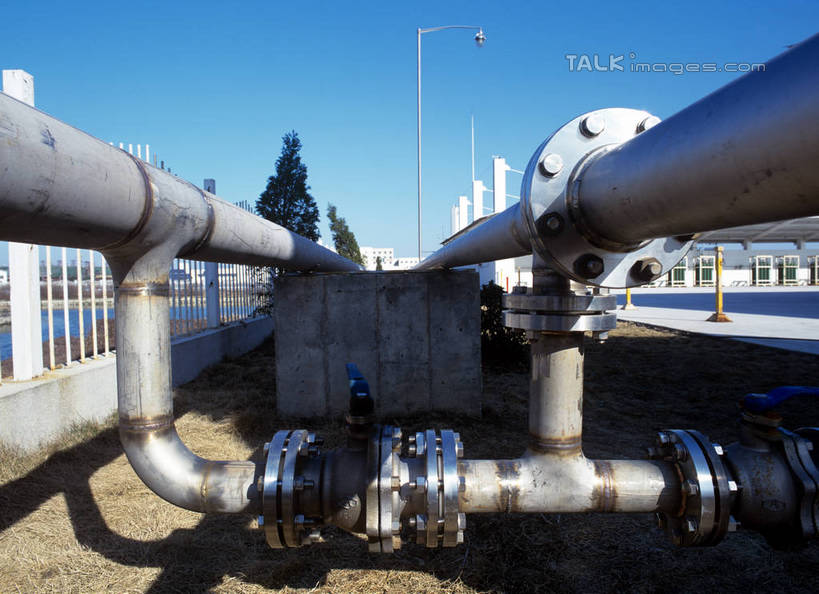 无人,工厂,横图,室外,白天,正面,车间,流水线,植物,路灯,金属制品,照明,阴影,光线,金属,影子,灯光,管道,灯,树,树木,蓝色,绿色,蓝天,天空,阳光,自然,天,工业,生长,晴朗,成长,照亮,照明设备,万里无云,晴空,晴空万里,彩图,制造厂,生产工厂,shrj1