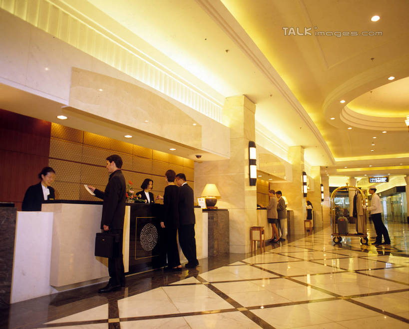 东方人,商务人士,前台,商务男性,商务女性,宾馆,站,走,说,横图,室内,白天,正面,衬衫,讨论,桌子,照明,亚洲,套装,包,瓷砖,地砖,公文包,拉杆箱,旅行箱,办公桌,灯光,地面,许多人,注视,黄种人,顶灯,车,灯,手推车,行李箱,箱子,灯具,交通工具,观察,看,站着,一群人,服务台,行李车,公事包,观看,出差,照亮,察看,照明设备,关注,载具,商务装,工薪阶层,交流,男人,男性,年轻男性,年轻女性,女人,女性,亚洲人,白领,上班族,步行,沟通,讲话,交谈,散步,商讨,说话,谈话,站立,走路,彩图,全身,衬衣,旅行,客店,客栈,旅店,旅馆,旅舍,汽车旅馆,酒店行李车,帮助台,呼叫台,shrj1