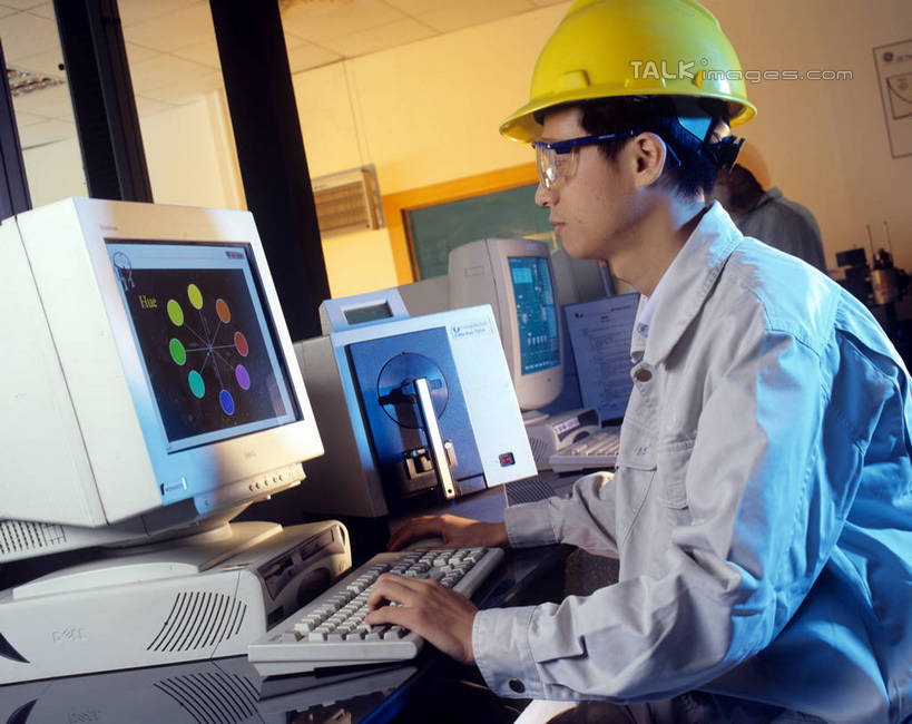 东方人,一个人,工厂,坐,横图,室内,白天,侧面,工作服,制服,安全,车间,流水线,电脑,显示器,鼠标,键盘,帽子,亚洲,仅一个男性,仅一个人,敲打,阴影,光线,网络,头盔,眼镜,影子,灯光,防护,注视,黄种人,输入,输入设备,通讯设备,工人,仅一个年轻男性,安全帽,打字,观察,看,台式电脑,工业,观看,护目镜,保护,点击,敲击,察看,关注,保险,通信设备,输出设备,保全,周全,安稳,安定,安全防护眼镜,工作制服,平安,按键,男人,男性,年轻男性,亚洲人,员工,坐着,半身,彩图,工作套服,制造厂,匠人,劳动者,体力工,生产工厂,防护眼镜,shrj1