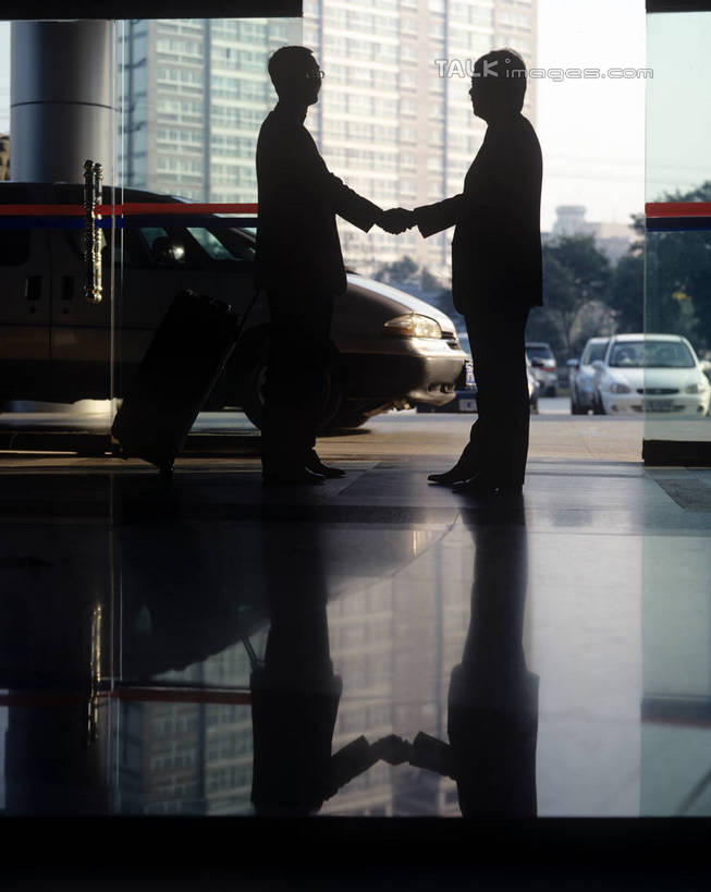 东方人,两个人,同事,商务人士,商务男性,宾馆,高楼大厦,站,握手,竖图,室内,白天,侧面,衬衫,成功,合作,团队,集体,信心,植物,大厦,建筑,摩天大楼,汽车,亚洲,一辆,套装,朦胧,模糊,背光,黄种人,队伍,相视,车,树,树木,绿色,自然,交通工具,轿车,站着,面对面,生长,成长,对视,领导,互视,成就,载具,相对,商务装,合伙,领袖,逆光,工薪阶层,相看,男人,男性,年轻男性,亚洲人,白领,上班族,搀手,拉手,手拉手,手握手,站立,彩图,全身,衬衣,大楼,高层建筑,高楼,客店,客栈,旅店,旅馆,旅舍,摩天楼,汽车旅馆,shrj1
